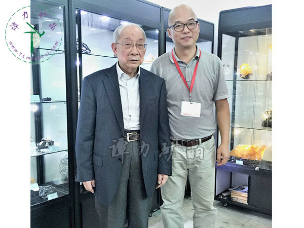 中國月球探測工程首席科學家，“嫦娥之父”-歐陽自遠院士（左）